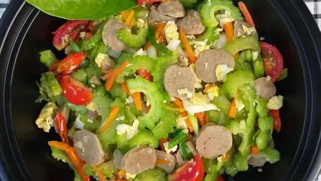 Orak-arik bakso, pare, dan wortel. (Liputan6.com/IG/masakdeweofficial)