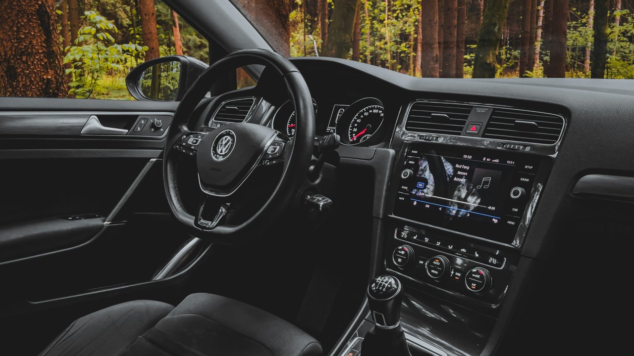 Ilustrasi interior mobil. (Photo by Vojtěch Planík on Unsplash)