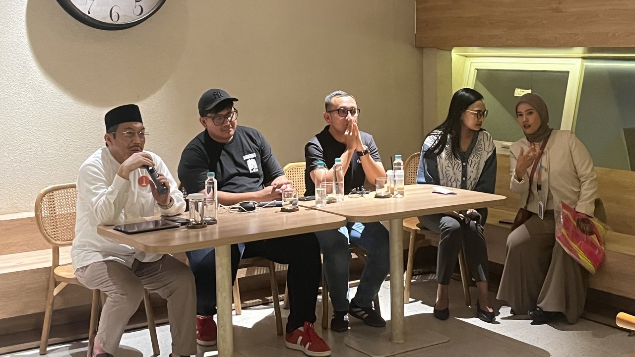 <p>Ketua Umum The Jakmania Diky Soemarno dalam acara diskusi sepak bola bersama calon wakil gubernur Jakarta nomor urut 1 Suswono di Kafe Gamat, Bendungan Hilir, Jakarta Pusat, Rabu (20/11/2024). (Liputan6.com/Winda Nelfira)</p>
