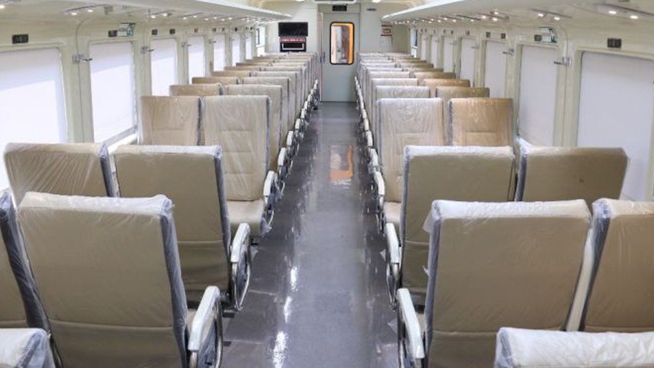 Penampakan kereta ekonomi yang memilik predikat premium yang produksi PT INKA yang dipesan oleh PT Kereta Api Indonesia. (Foto: INKA)