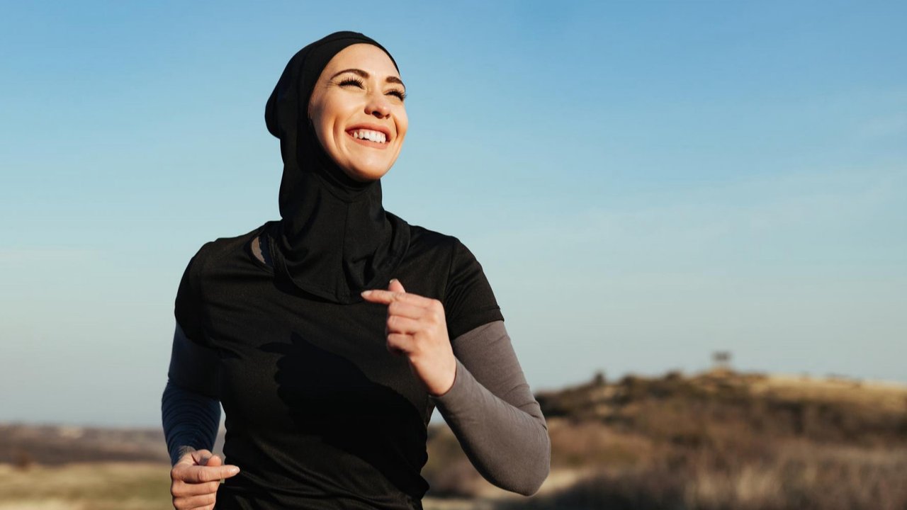 <p>Ilustrasi olahraga, hidup sehat, badan sehat, kesehatan. (Image by Drazen Zigic on Freepik)</p>