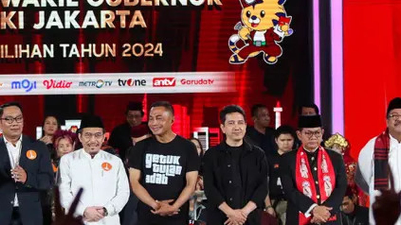 Calon gubernur dan calon wakil gubernur nomor urut 1, Ridwan Kamil-Suswono menyampaikan pandangan pada debat ketiga Pemilihan Kepala Daerah Jakarta 2024 di Golden Ballroom Hotel Sultan Jakarta, Minggu (17/11/2024). (Liputan6.com/Herman Zakharia)