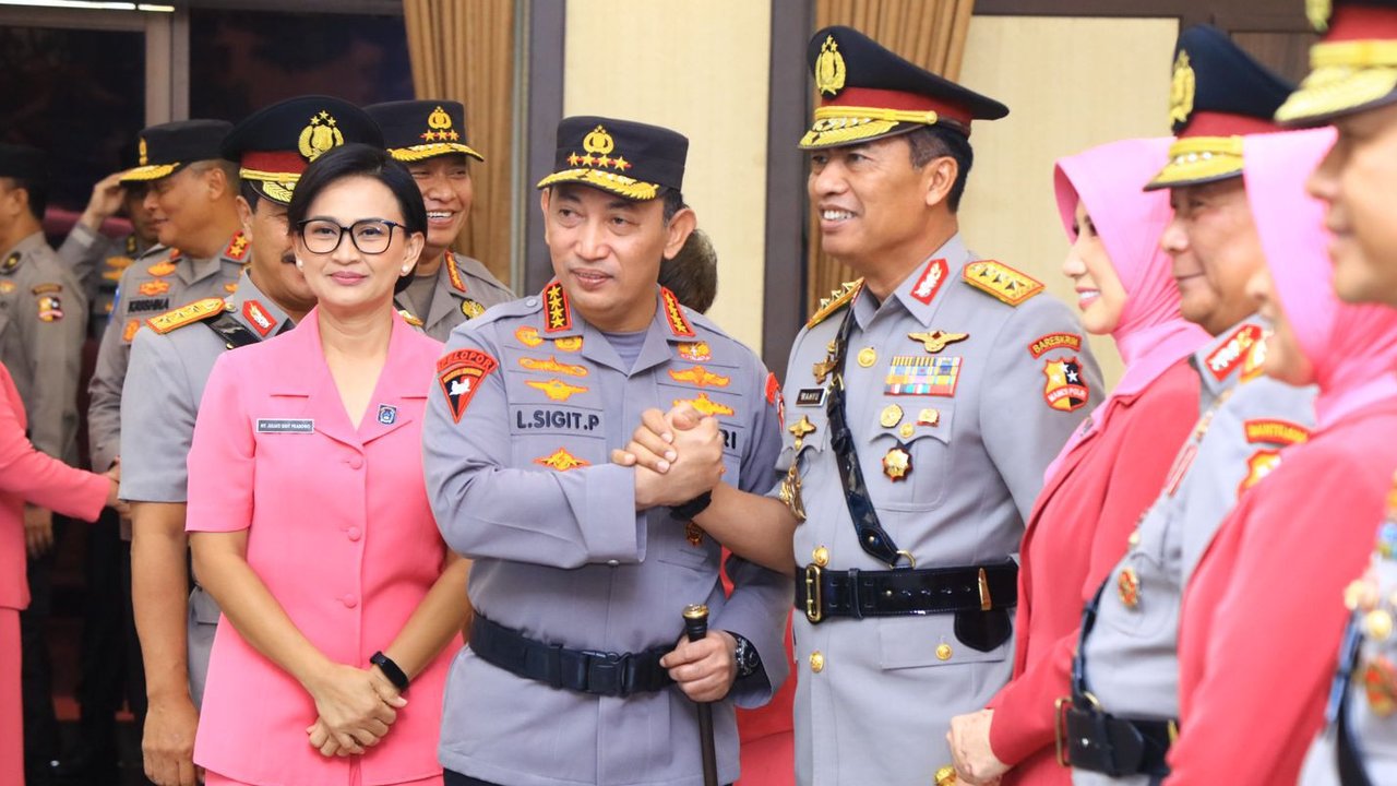 Kapolri Jenderal Listyo Sigit Prabowo melantik Komjen Wahyu Widada sebagai Kabareskrim Polri. (Merdeka.com/ Bachtiarudin Alam)