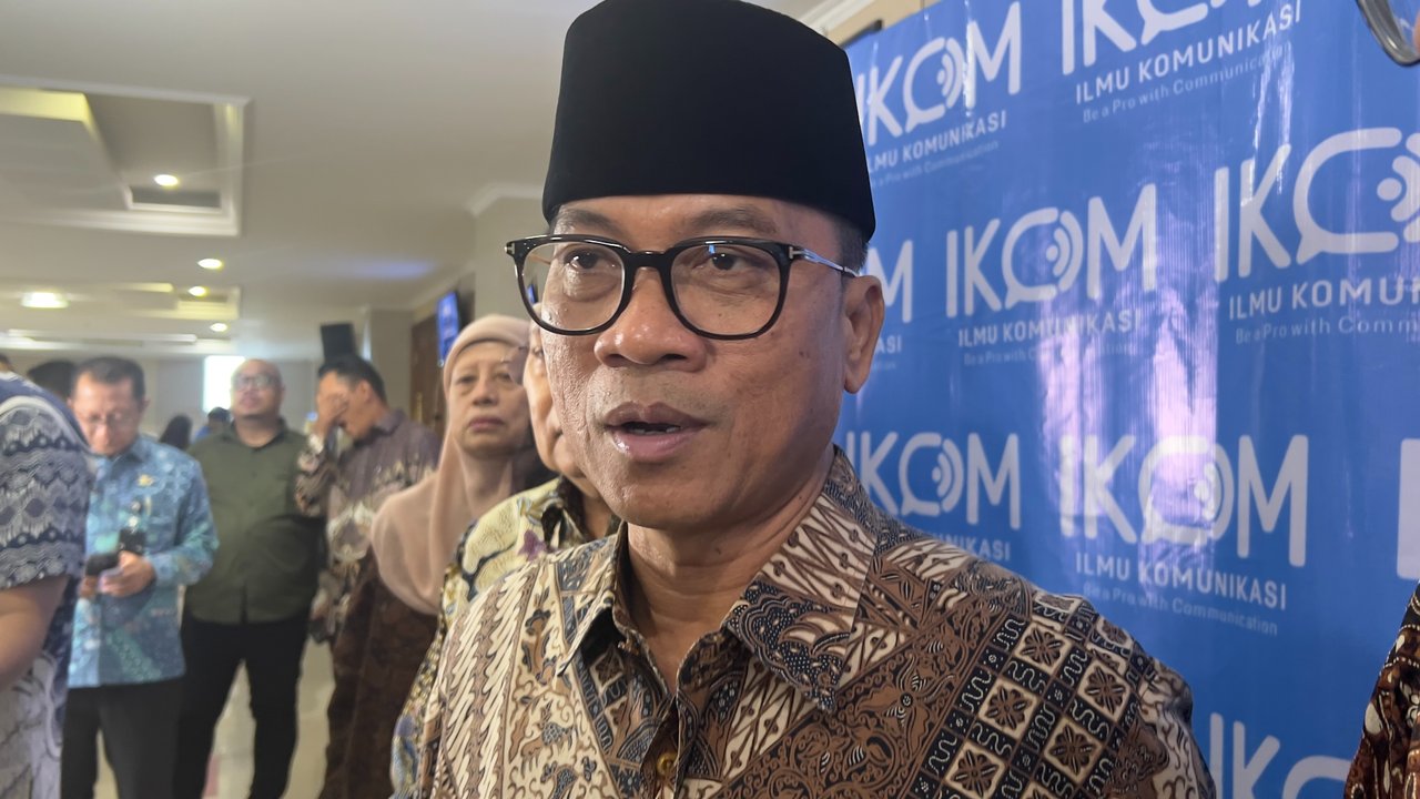 Pujian demi pujian memenuhi ruang rapat Komisi V DPR RI di Kompleks Parlemen, Jakarta pada Kamis (7/11) usai para wakil rakyat di dalamnya menyaksikan paparan ...