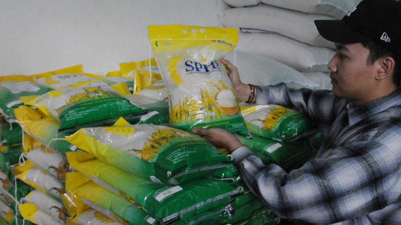 Pedagang beras merapikan beras Stabilisasi Pasokan Harga Pangan Beras (SPHP) Bulog di pasar Perumnas Klender, Jakarta Timur Senin (28/8/2023). (merdeka.com/Imam Buhori)