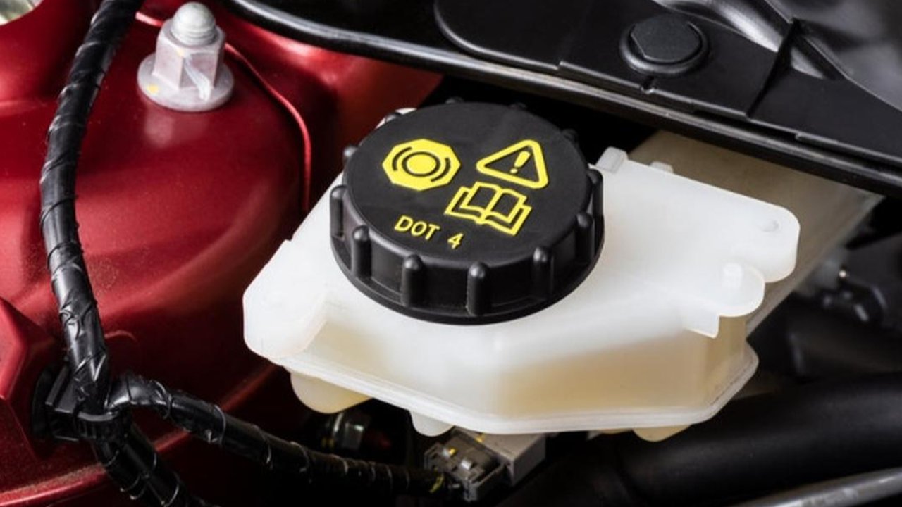 Ini perbedaan DOT 3 dan DOT 4.