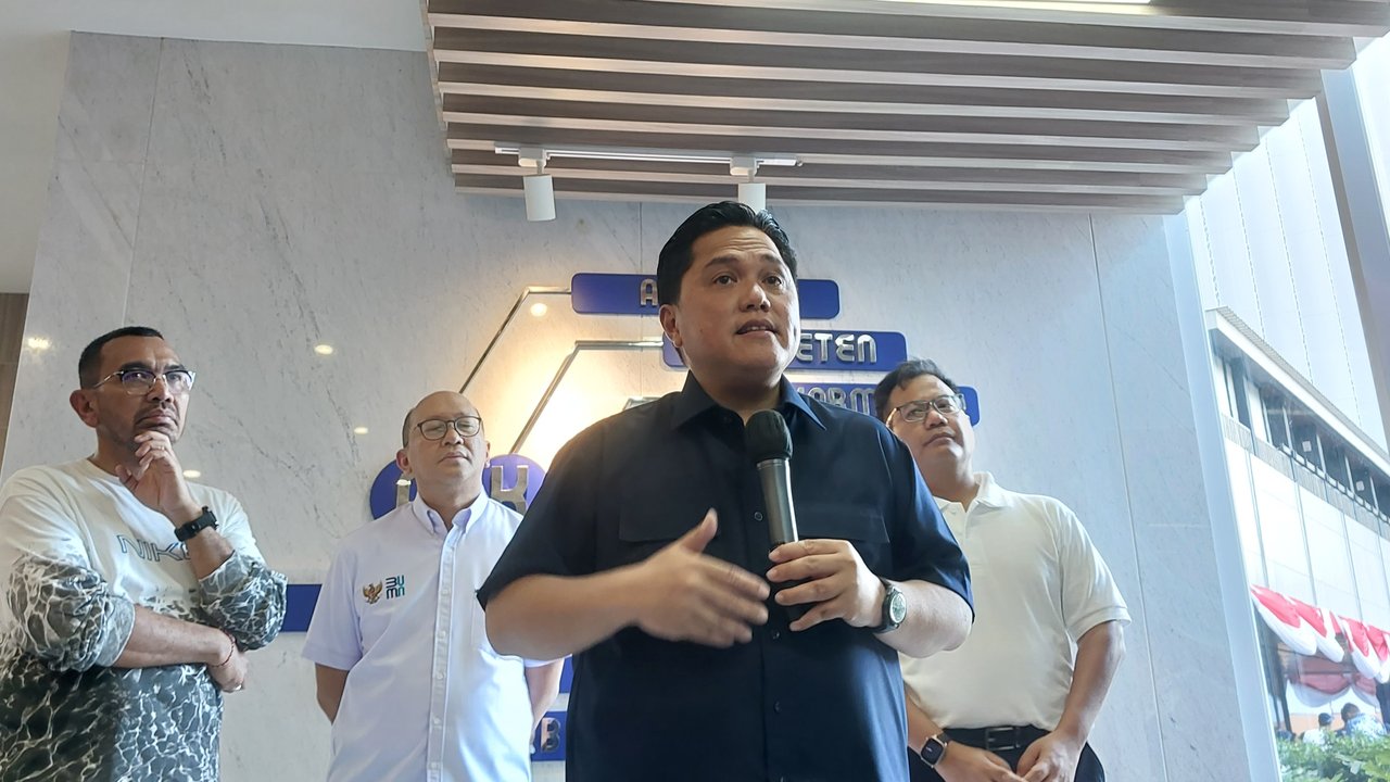 Menteri BUMN Erick Thohir di Kementerian BUMN, Selasa (1/8/2023). Erick Thohir mengungkap alasan penunjukkan Rosan Roeslani menjadi Wakil Komisaris Utama Pertamina. (Arief/Liputan6.com)