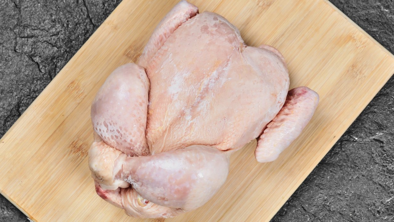 Ilustrasi ayam beku.