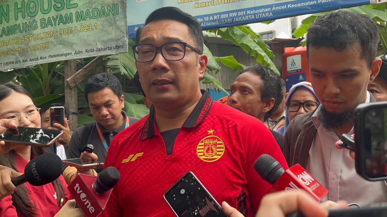 Gaya Ridwan Kamil Kenakan Jersey Persija