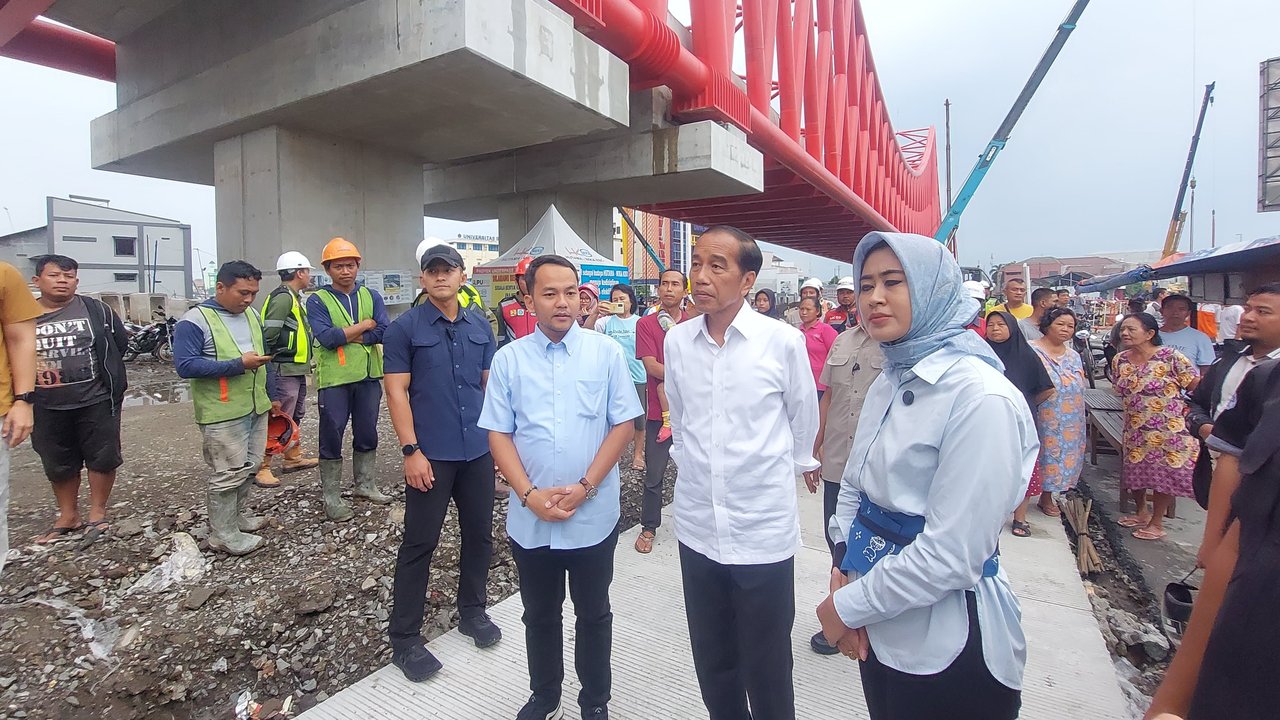 Jokowi Ajak Respati-Astrid Jalan Sore di Simpang Joglo