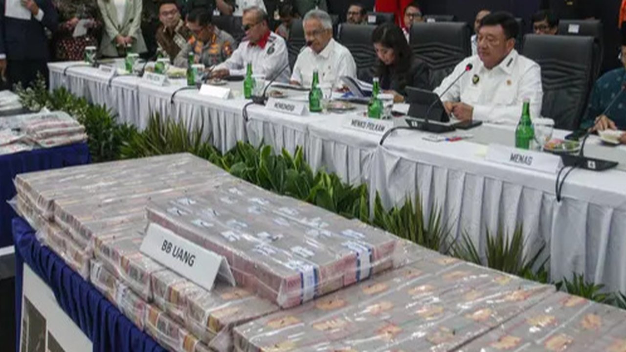 FOTO: Penampakan Tumpukan Uang Miliaran Rupiah Hasil Operasi Pemberantasan Judi Online