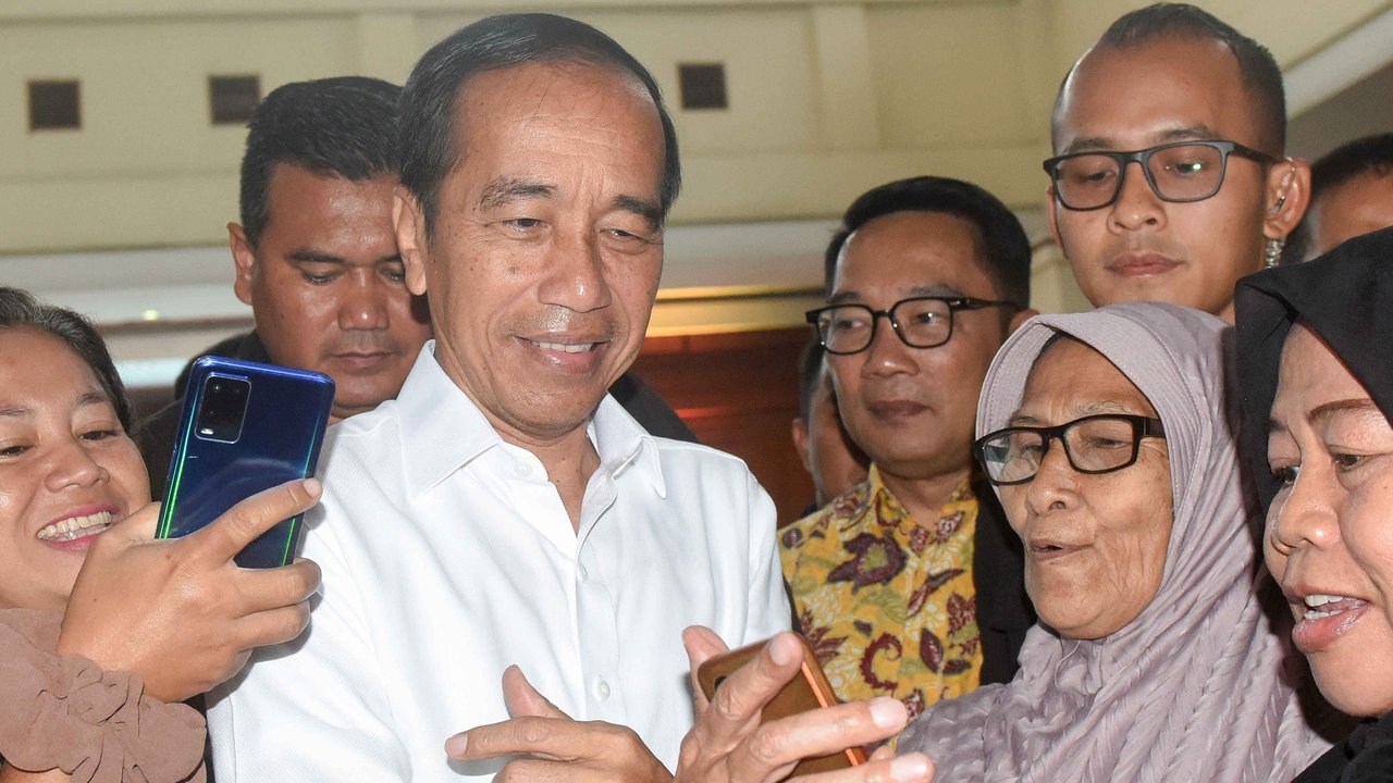 Jokowi berfoto bersama anggota paguyuban saat menghadiri pelantikan dan pengukuhan Dewan Pengurus Wilayah Paguyuban Putra Jawa Kelahiran Sumatera (Pujakesuma) di Padepokan Pencak Silat TMII, Jakarta Timur, Rabu (20/11/2024). Dalam kesempatan tersebut Joko Widodo meminta anggota Paguyuban Pujakesuma untuk mendukung Ridwan Kamil-Suswono dalam Pilkada Jakarta 2024.
