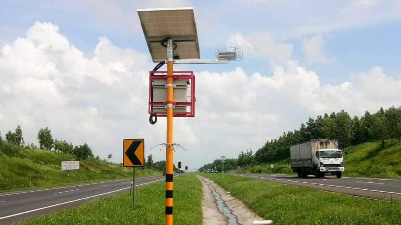 Menjelaskan Peran dan Ketentuan Penggunaan Lampu Strobo di Jalan Raya.