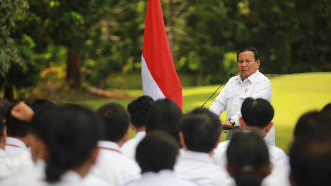 Presiden Republik Indonesia, Prabowo Subianto (tengah depan) bersama dan Wakil Presiden Gibran Rakabuming Raka berfoto bersama dengan para menteri Kabinet Merah Putih yang baru saja dilant
