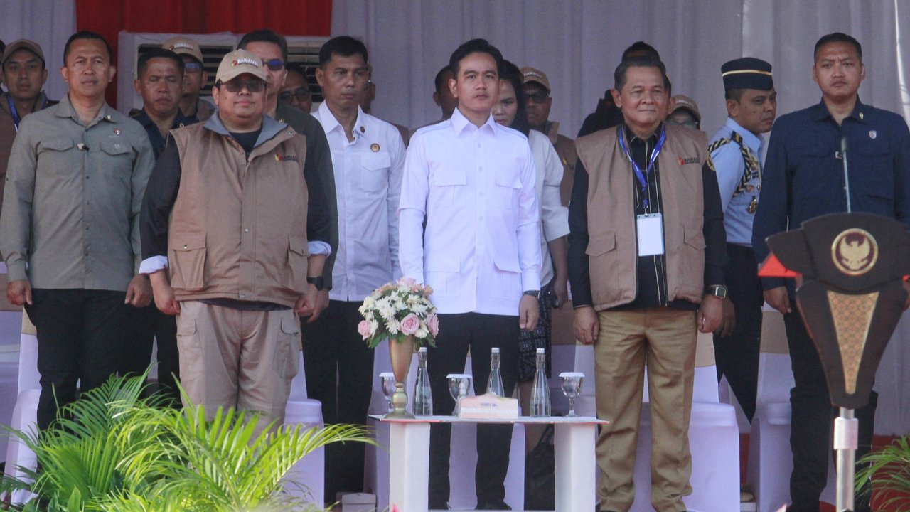 Wakil Presiden Republik Indonesia, Gibran Rakabuming Raka (tengah depan) bersama Ketua Badan Pengawas Pemilihan Umum (Bawaslu) Rahmat Bagja (kiri) dan Ketua Dewan Kehormatan Penyelenggara Pemilu (DKPP) Heddy Lugito (kanan) mengikuti Apel Siaga Pengawasan Tahapan Masa Tenang, Pemungutan dan Penghitungan Suara Pemilihan Kepala Daerah (Pilkada) Serentak tahun 2024 di Lapangan Silang Monumen Nasional (Monas), Jakarta, Rabu (20/11/2024). (Liputan6.com/Angga Yuniar)