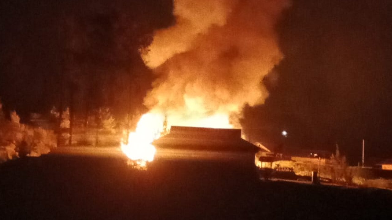 SMP Distrik Sinak dibakar