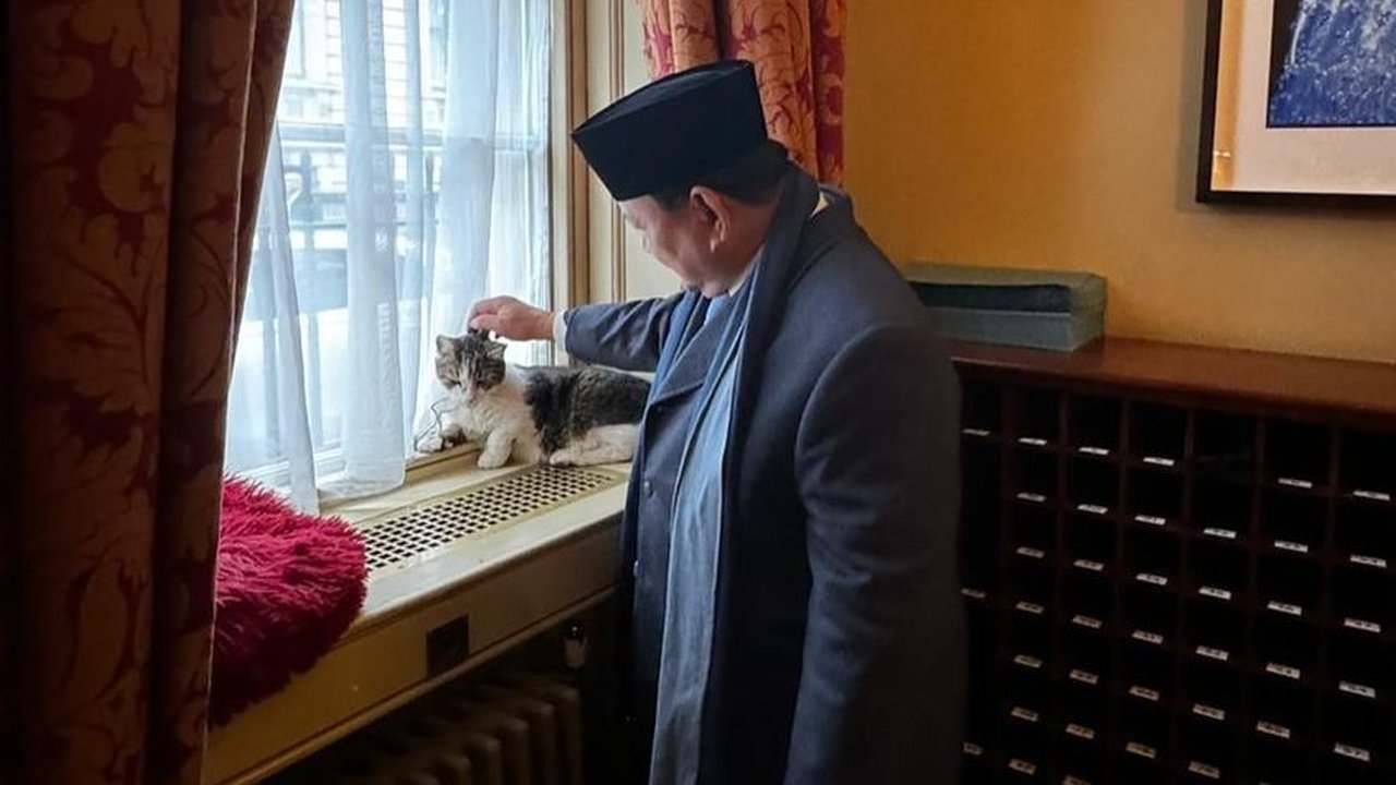Prabowo elus-elus kucing Larry di Kantor PM Inggris