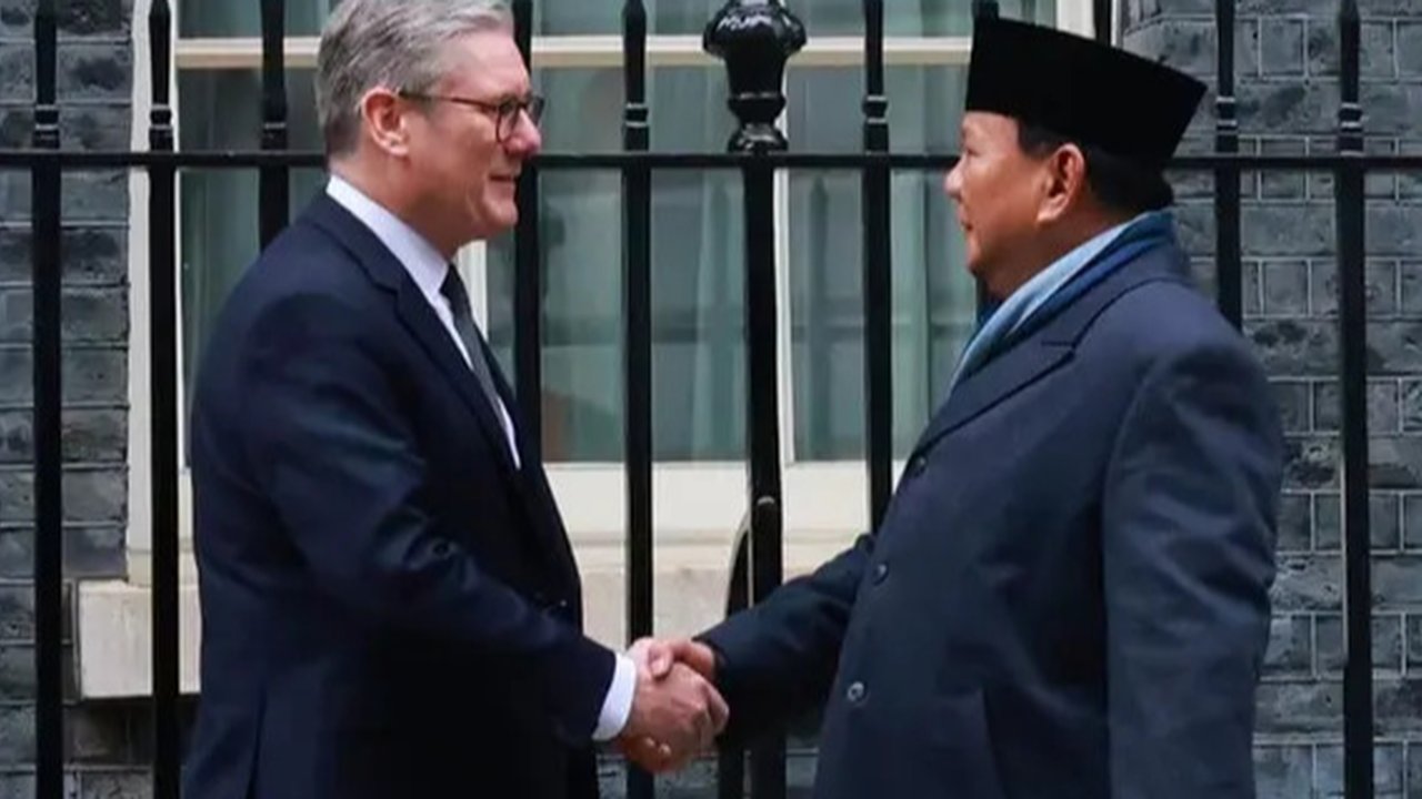Presiden Republik Indonesia, Prabowo Subianto (kiri) berjabat tangan dengan Perdana Menteri Inggris Keir Starmer di depan 10 Downing Street, di pusat kota London, pada 21 November 2024. (Foto: No 10 Downing Street/Kantor PM Inggris)