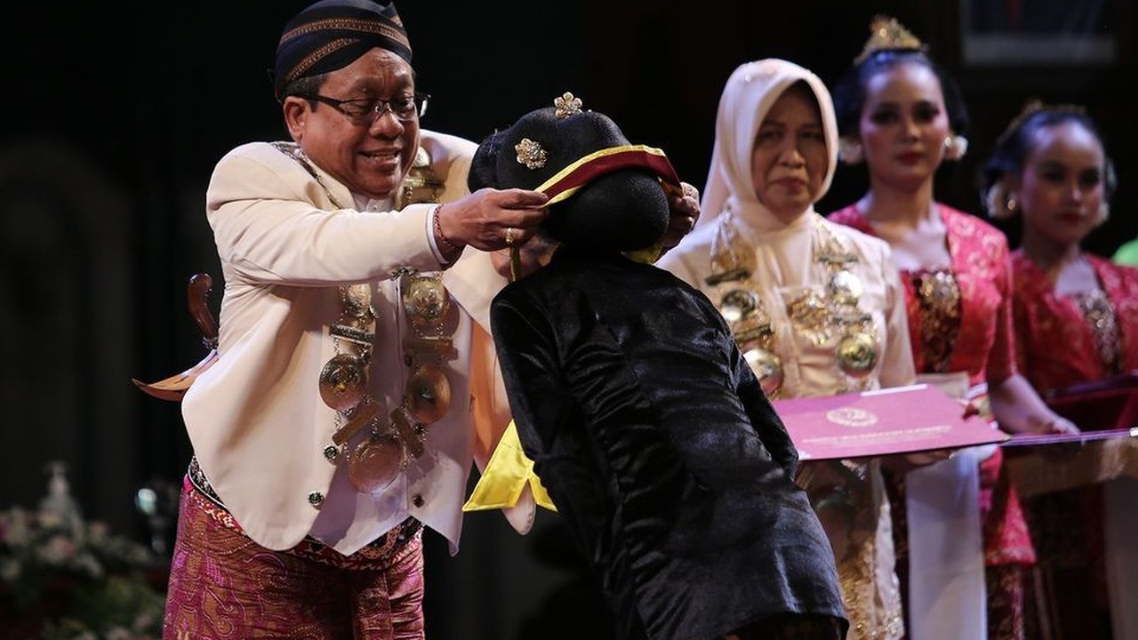 Beda dari Biasanya, di Kampus ini Wisuda Tanpa Toga Baju Adat Jawa jadi Seragam di Hari Istimewa
