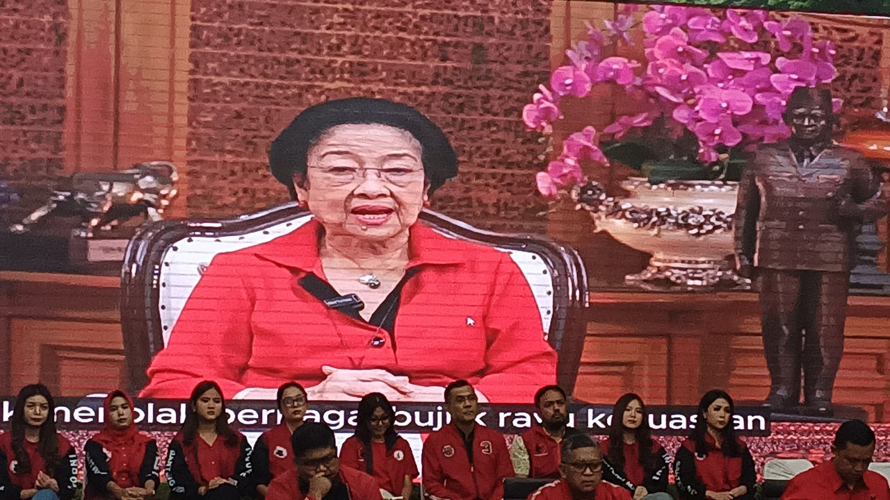 Ketua Umum PDIP Megawati Soekarnoputri memberikan sambutan saat pembukaan sekolah calon kepala daerah PDI Perjuangan di kantor DPP PDIP, Jakarta, Minggu (28/6/2015). (Liputan6.com/Yoppy Renato)