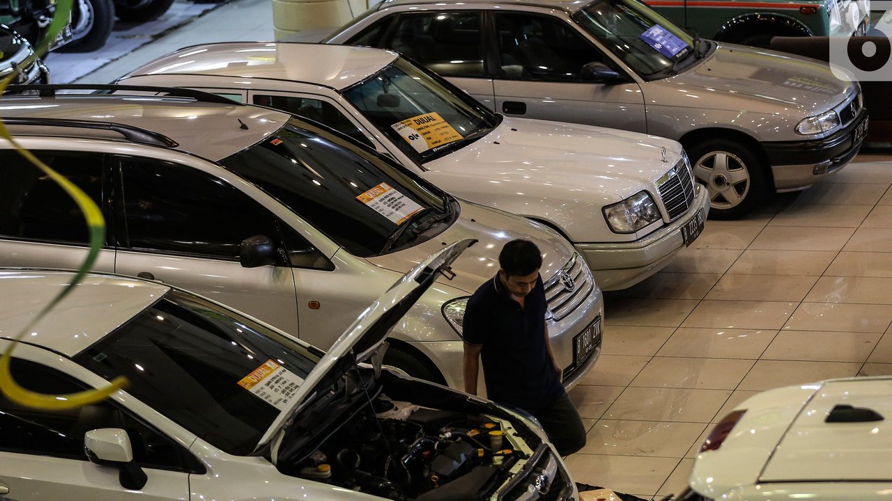 Pedagang melakukan perawatan pada mobil bekas yang dijualnya di bursa mobil bekas sebuah pusat perbelanjaan di Jakarta, Jumat (26/3/2021). Perusahaan pembiayaan dengan segmen kredit mobil bekas tak terlalu khawatir mengenai dampak kebijakan subsidi pajak mobil baru. (Liputan6.com/Johan Tallo)
