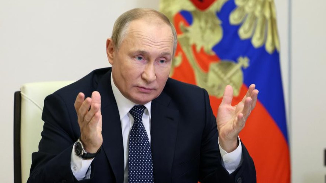 Presiden Rusia Vladimir Putin saat menghadiri pertemuan dengan para pemenang dan finalis kontes nasional School Teacher of the Year melalui konferensi video pada Rabu, 5 Oktober 2022. (Gavriil Grigorov, Sputnik, Kremlin Pool Photo/AP Photo)