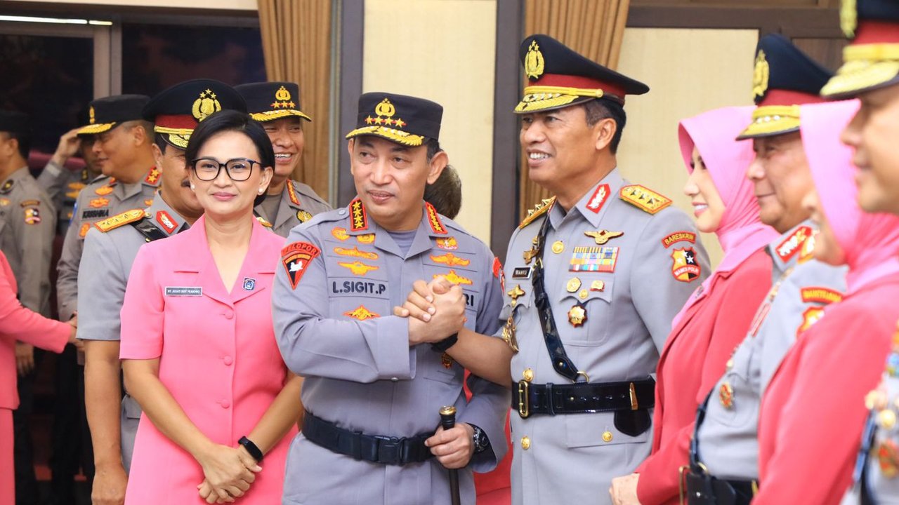 Kapolri Jenderal Listyo Sigit Prabowo melantik Komjen Wahyu Widada sebagai Kabareskrim Polri. (Merdeka.com/ Bachtiarudin Alam)