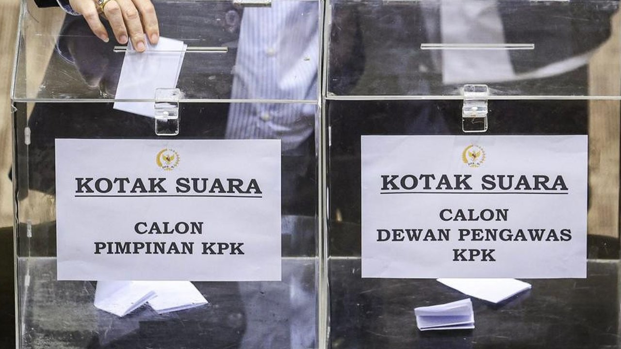 Anggota DPR melakukan voting saat pemilihan dan penetapan calon pimpinan (Capim) Komisi Pemberantasan korupsi (KPK) di Kompleks Parlemen, Senayan, Jakarta, Kamis (21/11/2024).