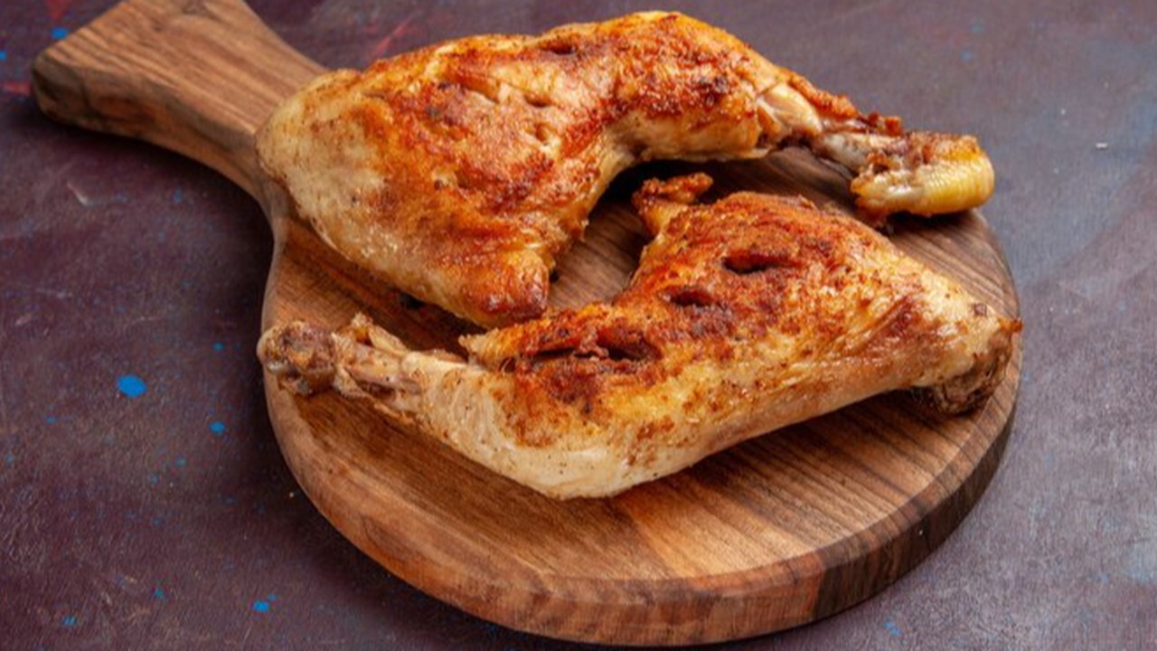 Ilustrasi ayam goreng.