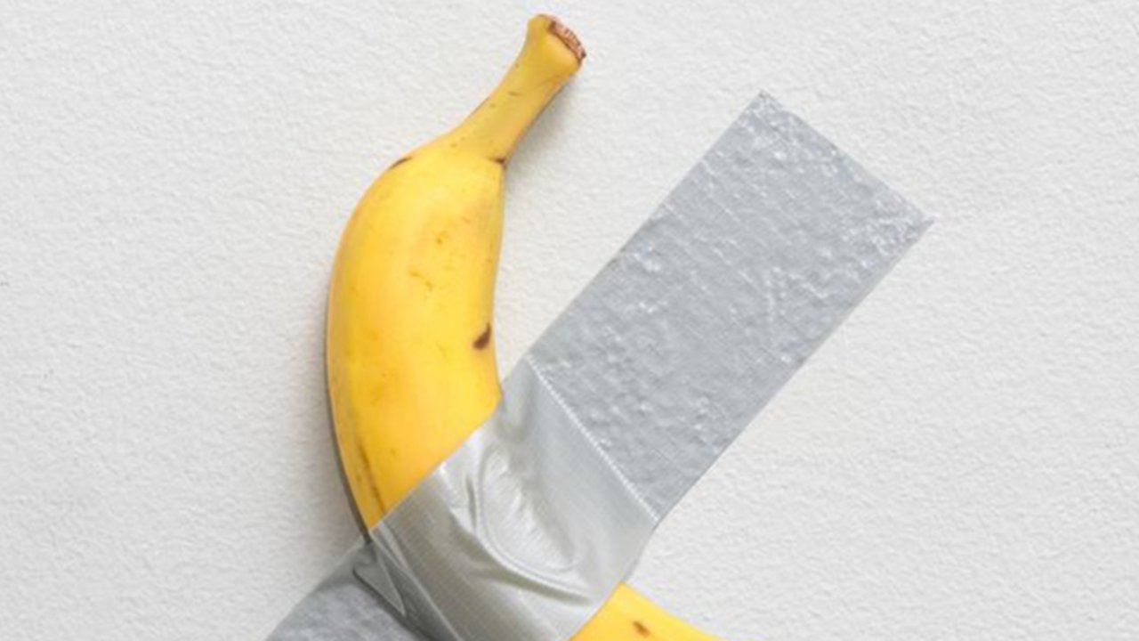 instalasi pisang ditempel ke tembok