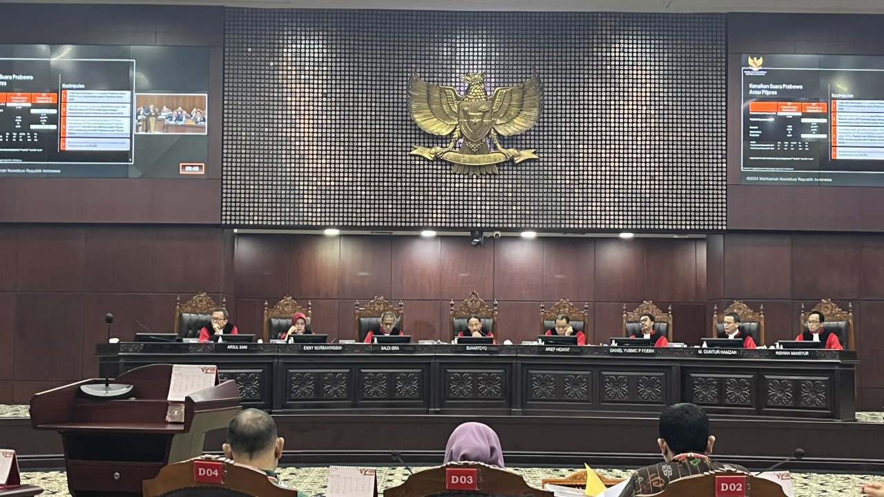Petugas memasang beton pembatas dengan kawat berduri di halaman depan Gedung Mahkamah Konstitusi (MK) di Jakarta, Senin (25/3/2024). (Liputan6.com/Angga Yuniar)