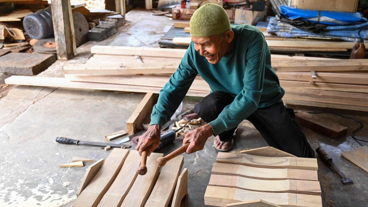 Utoh Amad mencoba membandingkan bunyi dari biji Canang Ceureukeh yang sudah jadi dengan biji Canang yang sedang dikerjakannya untuk menuju ke tahap finishing