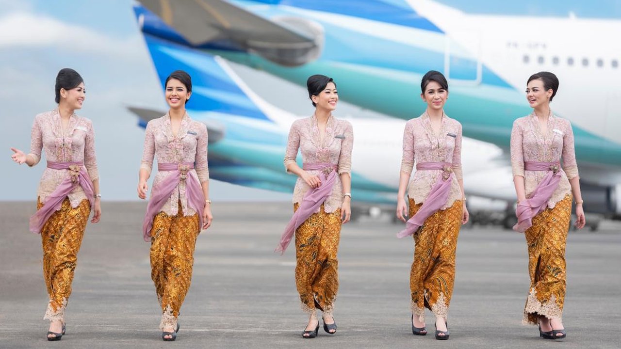 Kebaya pertiwi dirancang desainer Anne Avantie untuk seragam pramugari Garuda Indonesia. (dok. Instagram @anneavantieheart/https://www.instagram.com/p/Bzb2F4Hgm5y/Dinny Mutiah)