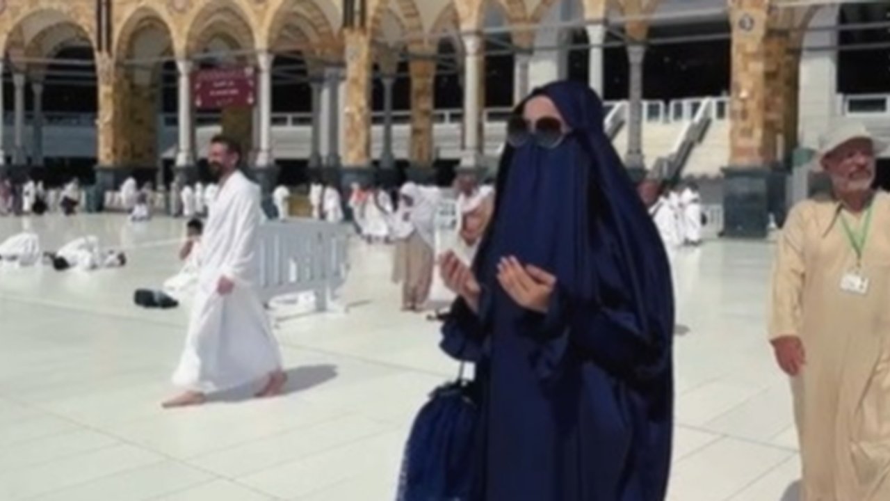 Berikut adalah momen Isa Zega saat tengah berada di tanah suci untuk laksanakan umrah.