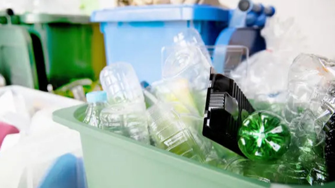 Ada berbagai dampak mengerikan yang ditimbulkan dari sampah plastik. (Foto: Freepik/freepik)