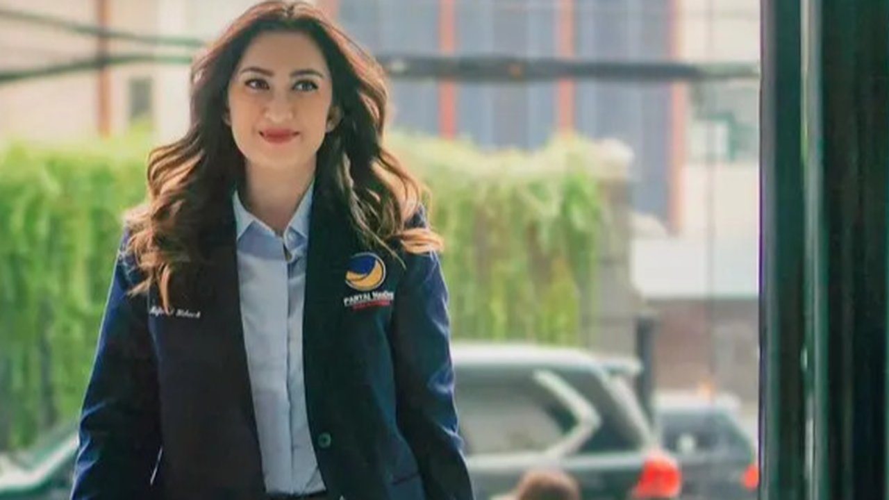 Blazer dari fraksi partainya pun jadi terlihat stylish saat ia padukan dengan kemeja berkerah, long pants, belt, dan handbag-nya. [@nafaurbach].