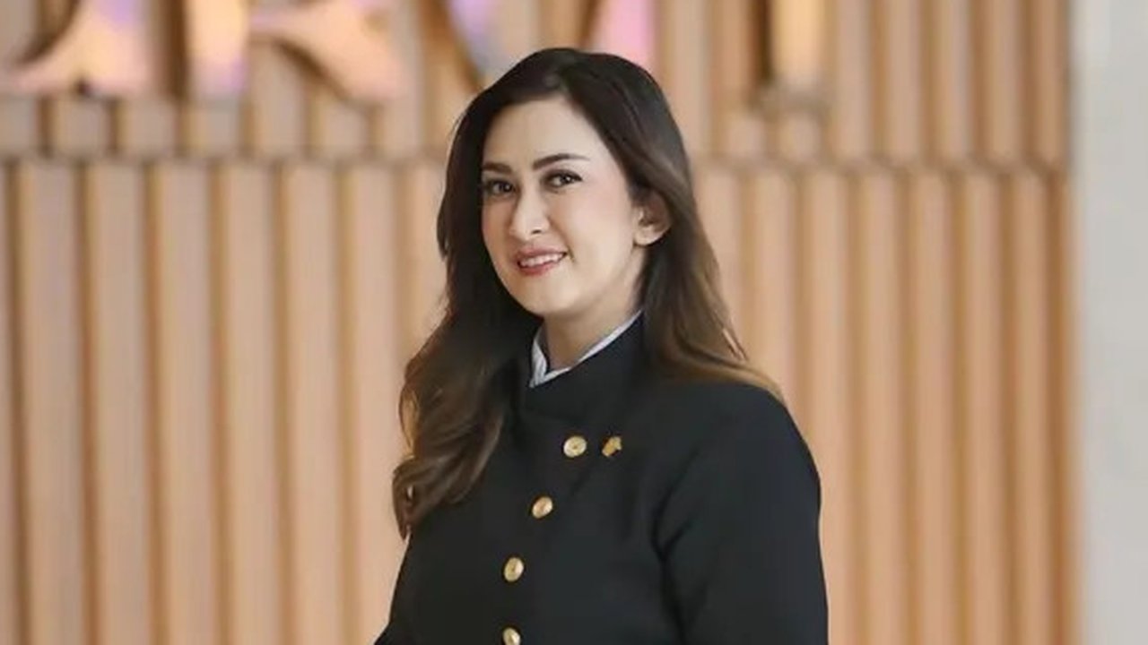 Tampil formal dengan blazer coklat, Nafa memancarkan aura lady boss sembari ditemani 'bodyguard' yang tidak lain adalah anak-anaknya sendiri. [@nafaurbach].