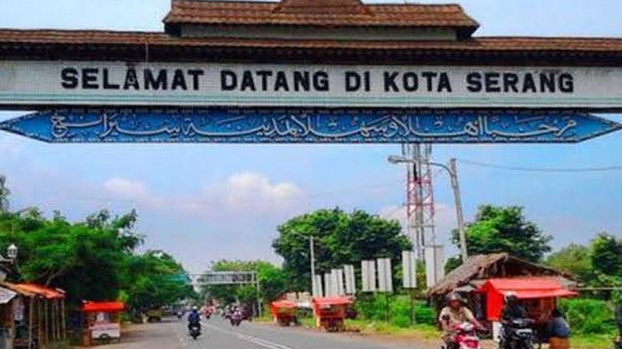 Warga menunjukkan STNK yang baru diperpanjang di gerai Samsat Keliling Car Free Day, Jakarta, Minggu (21/10). Layanan pembayaran pajak Surat Tanda Nomor Kendaraan (STNK) bisa dilakukan tanpa