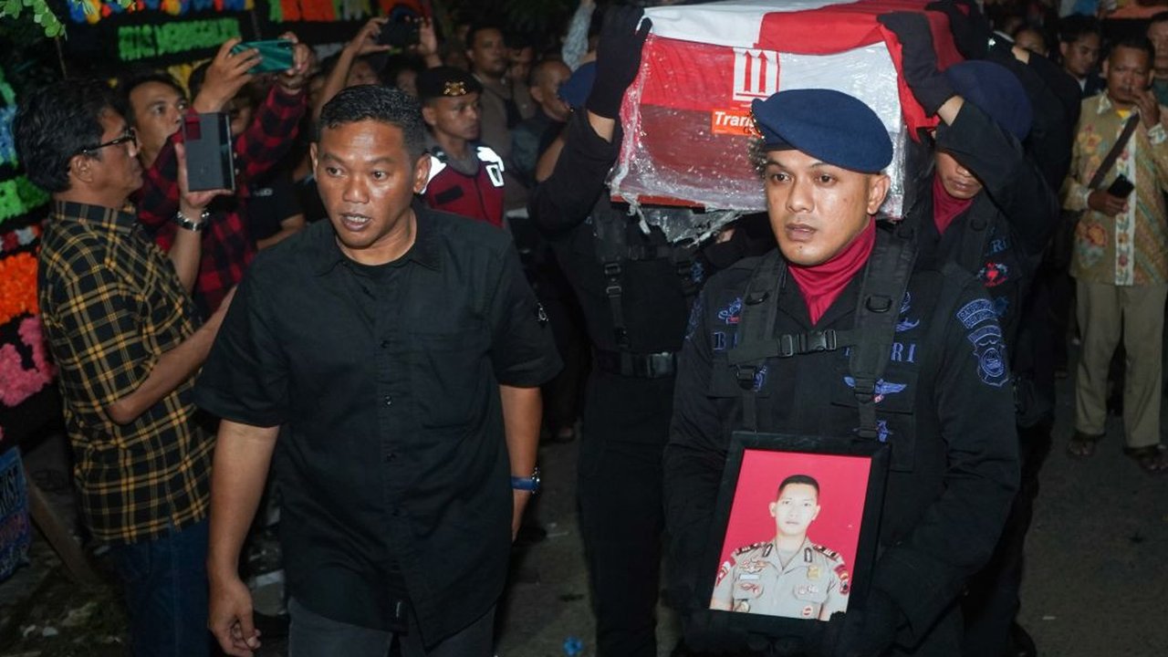 Jenazah korban penembakan AKP Ryanto Ulil disemayamkan di rumah duka Makassar. Sejumlah anggota kepolisian mengusung peti jenazah Kasat Reskrim Polres Solok Selatan AKP Ryanto Ulil Anshar saat tiba ...