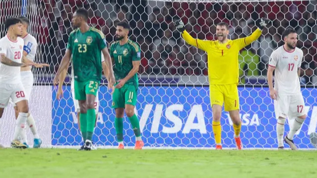 Kiper Timnas Indonesia, Maarten Paes, mengamankan bola dalam laga kontra Arab Saudi di Kualifikasi Piala Dunia 2026 zona Asia yang digelar di Stadion Utama Gelora Bung Karno (SUGBK) Senayan,