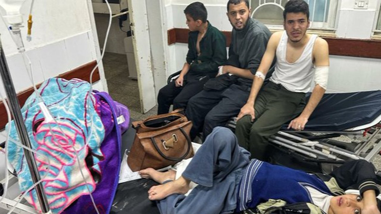 Warga Gaza dirawat di rumah sakit.