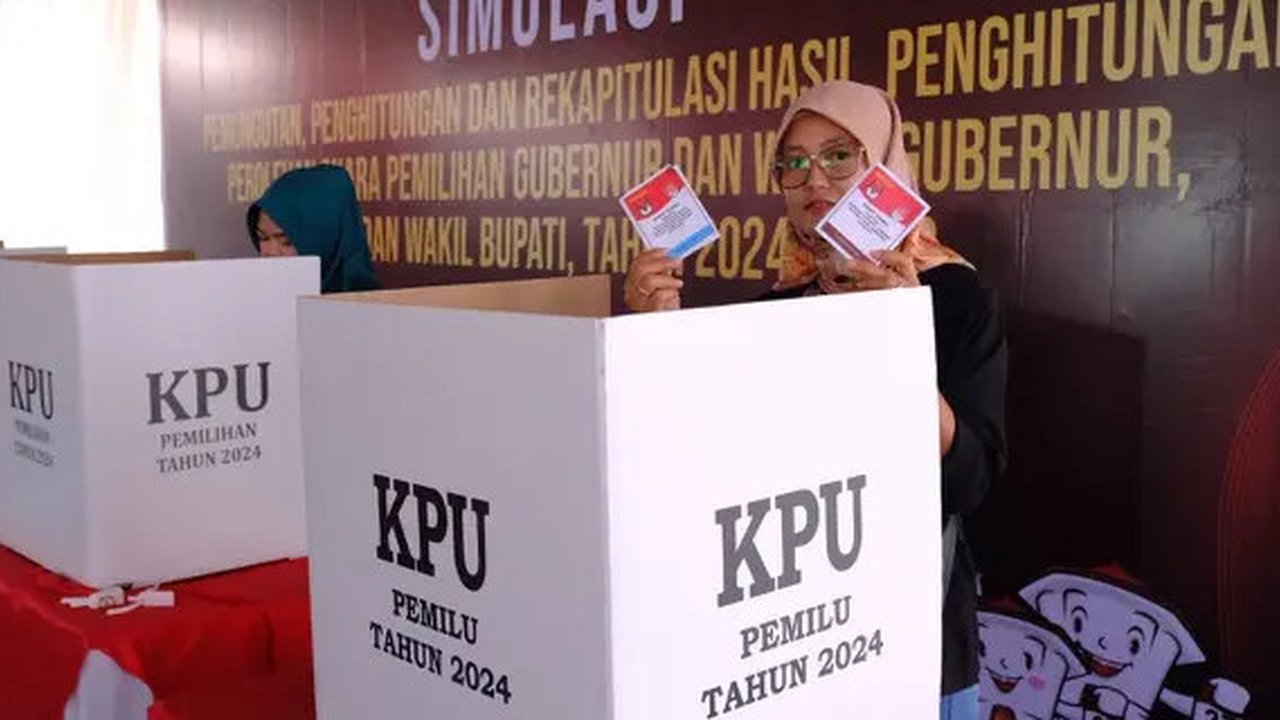 KPUD Garut, Jawa Barat sukses menggelar simulasi pemungutan, penghitungan dan rekapitulasi suara Pilkada Serentak 2024 di TPS 9, Desa Langensari, Kecamatan Tarogong Kaler. (Liputan6.com/Jayad