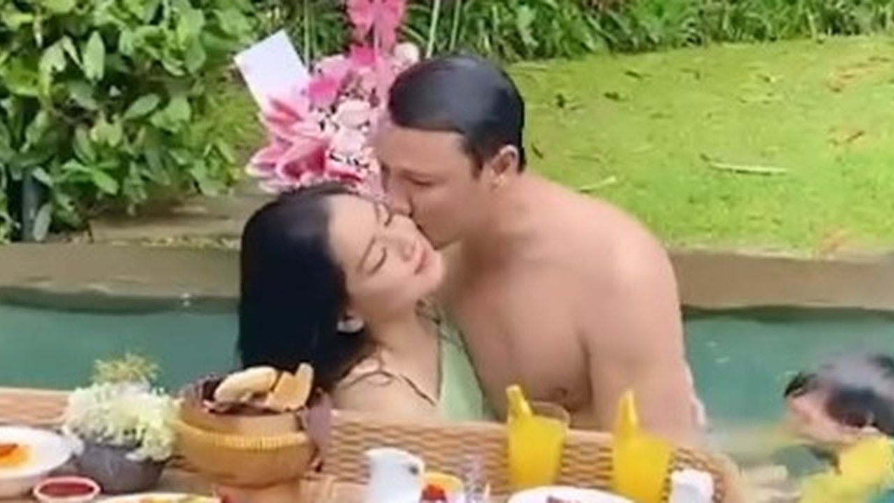 15 Tahun Pernikahan, Ini 7 Potret Kebersamaan Titi Kamal dan Christian Sugiono yang Romantis Terus - bak Masih Pacaran