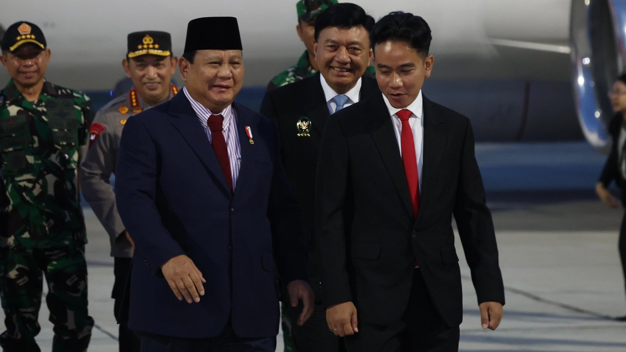 Gibran Sambut Prabowo Pulang dari Luar Negeri