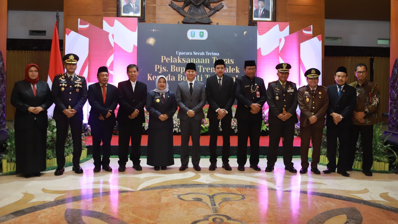 Sertijab Pjs Bupati Trenggalek Dyah Wahyu Ermawati kepada Bupati Trenggalek Mochamad Nur Arifin