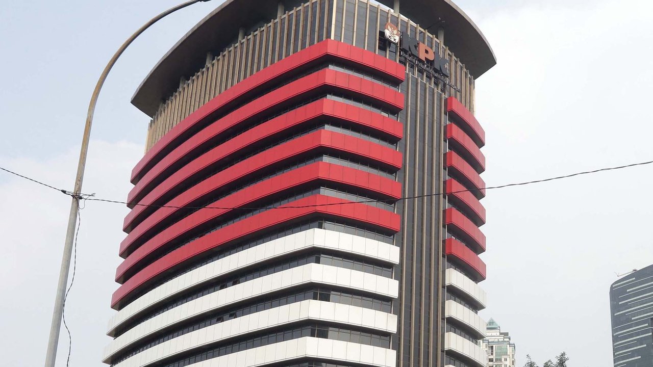 Kendaraan penyemprot air milik kepolisian disiagakan di jalan Kuningan Persada sekitar Gedung Merah Putih KPK, Jakarta, Selasa (1/6/2021). Pengamanan gedung KPK dan sekitarnya diperketat terkait upacara pelantikan pegawai KPK menjadi Aparatur Sipil Negara. (Liputan6.com/Helmi Fithriansyah)