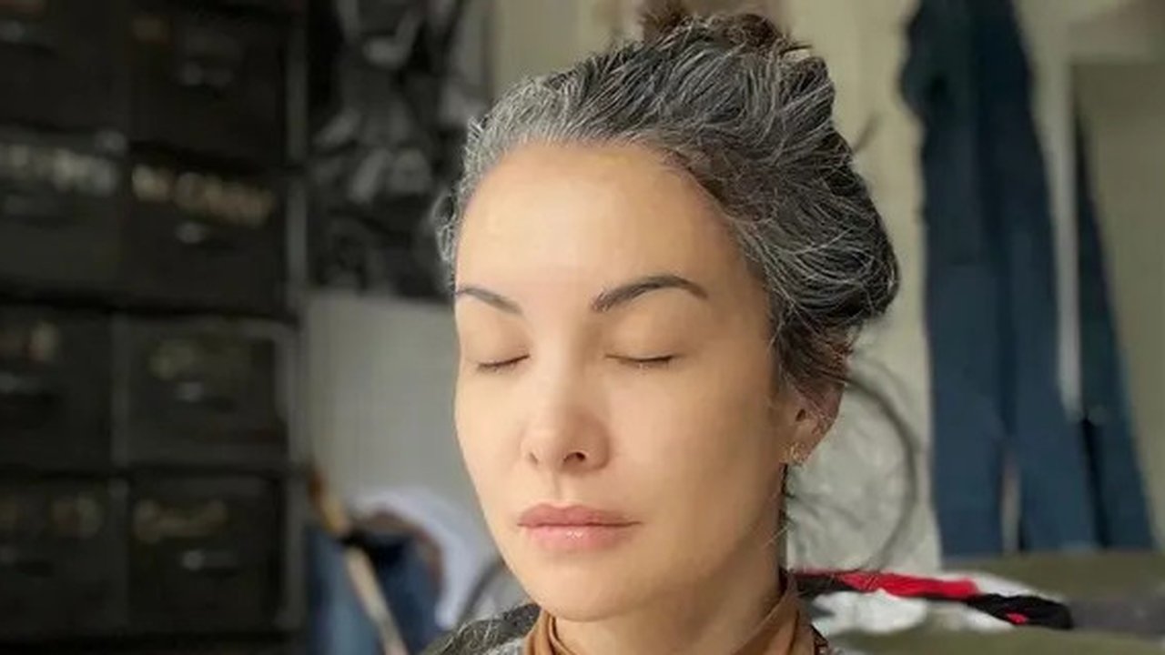 Ilustrasi perempuan muda dengan rambut penuh uban | copyright freepik.com