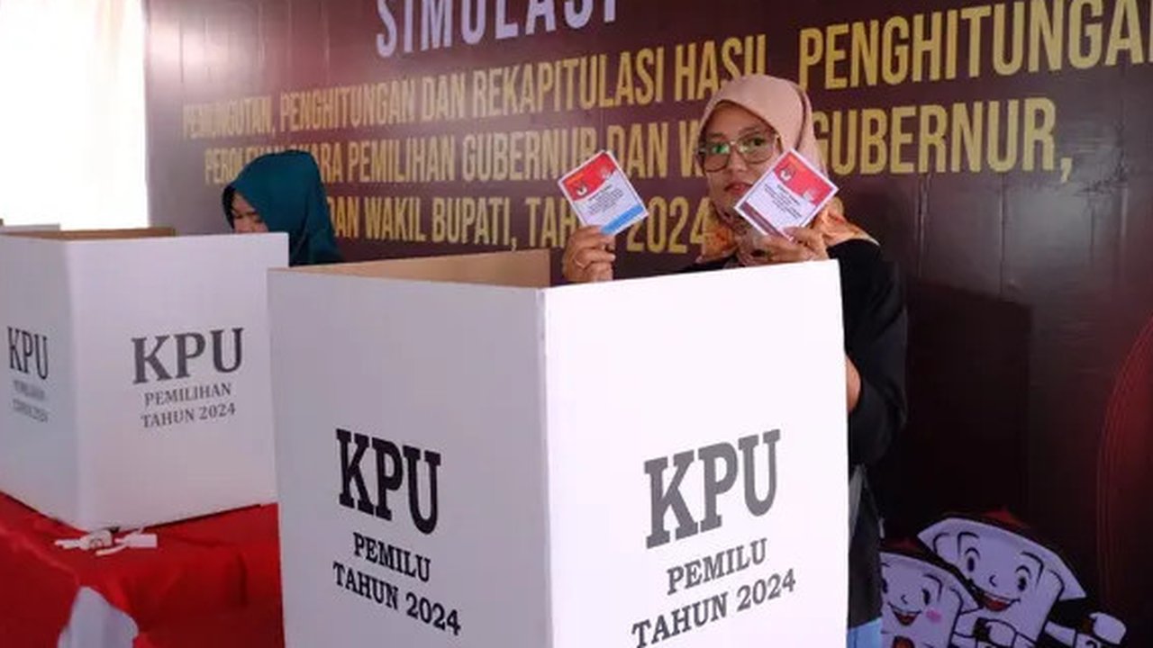 KPUD Garut, Jawa Barat sukses menggelar simulasi pemungutan, penghitungan dan rekapitulasi suara Pilkada Serentak 2024 di TPS 9, Desa Langensari, Kecamatan Tarogong Kaler. (Liputan6.com/Jayad