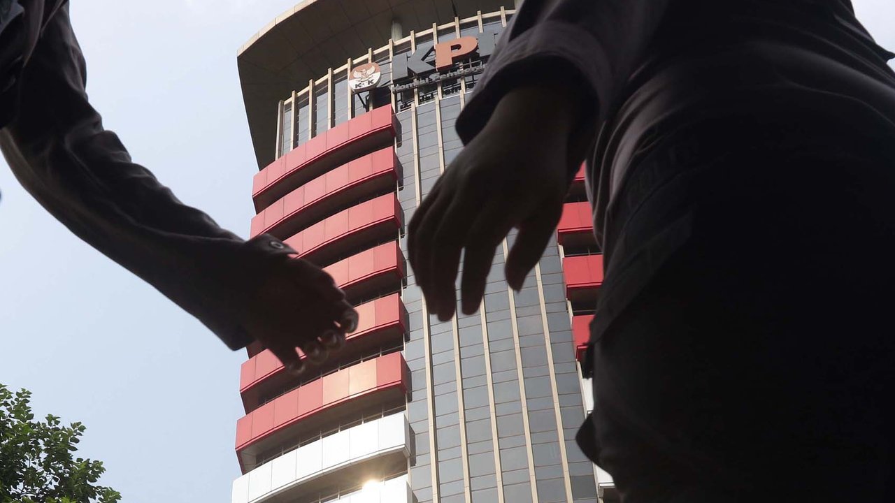 Petugas dari kepolisian melintas di sekitar Gedung Merah Putih KPK, Jakarta, Selasa (1/6/2021). Pengamanan gedung KPK dan sekitarnya diperketat terkait upacara pelantikan pegawai KPK menjadi Aparatur Sipil Negara. (Liputan6.com/Helmi Fithriansyah)