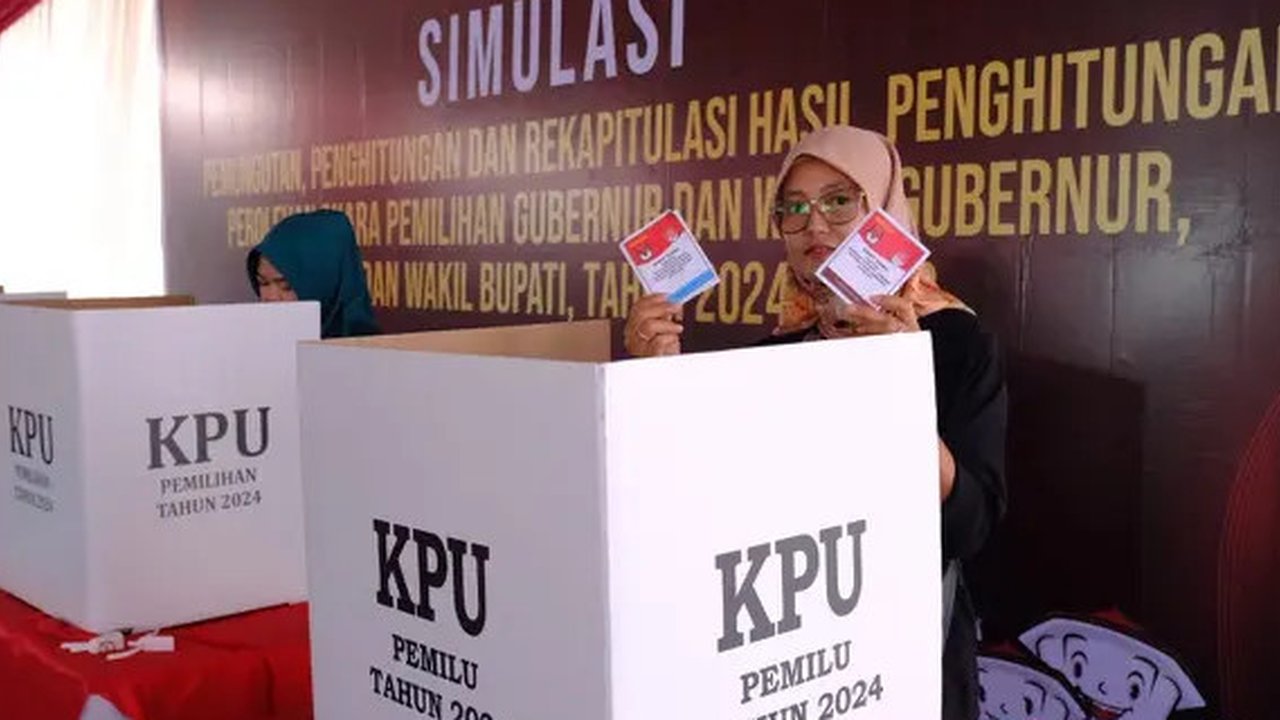 KPUD Garut, Jawa Barat sukses menggelar simulasi pemungutan, penghitungan dan rekapitulasi suara Pilkada Serentak 2024 di TPS 9, Desa Langensari, Kecamatan Tarogong Kaler. (Liputan6.com/Jayad